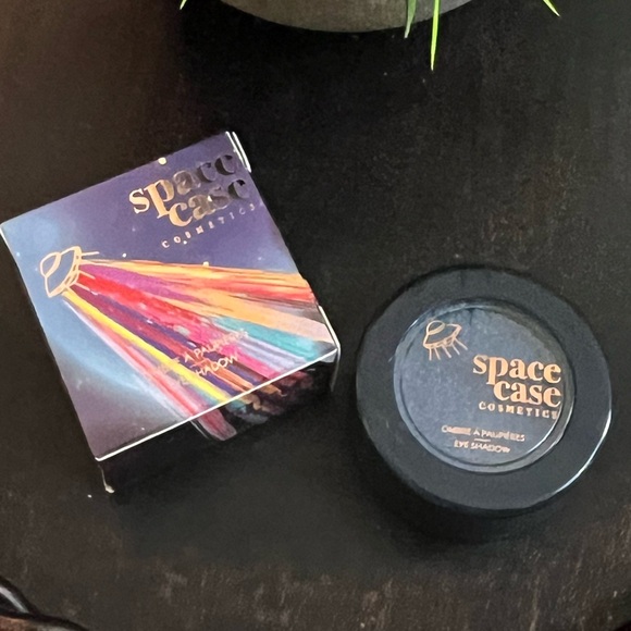 Space Case Eyeshadow NEW - Picture 3 of 6